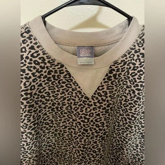 ✨Women’s MV Sport Cheetah Print Crewneck Size L - Picture 3 of 9